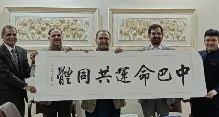 老杏书法被作为礼品赠送给国外政要收藏！