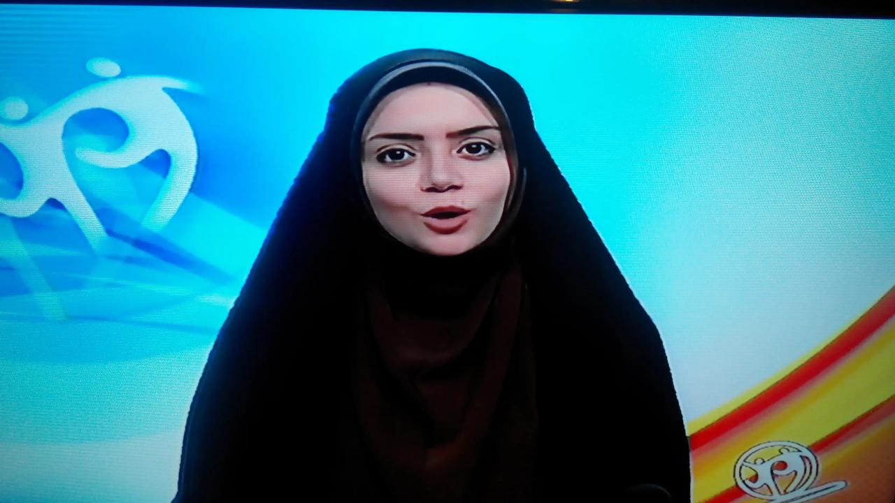 在伊朗酒店，打开电视，伊朗女主持人正在播新闻。
