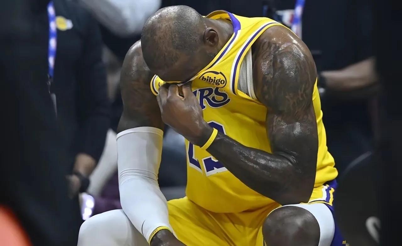 下一场打雷霆
湖人应该直接轮休詹姆斯
启用克内克特
现在湖人就该增加轮换
知己知