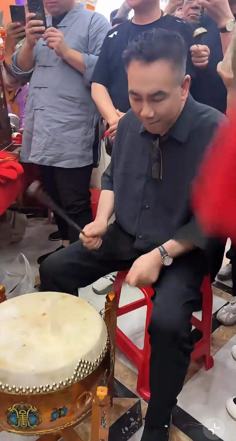 杨议怎么跟以前长得不一样了呢。相由心生面相会随着性格的变化慢慢改变……64虚岁了