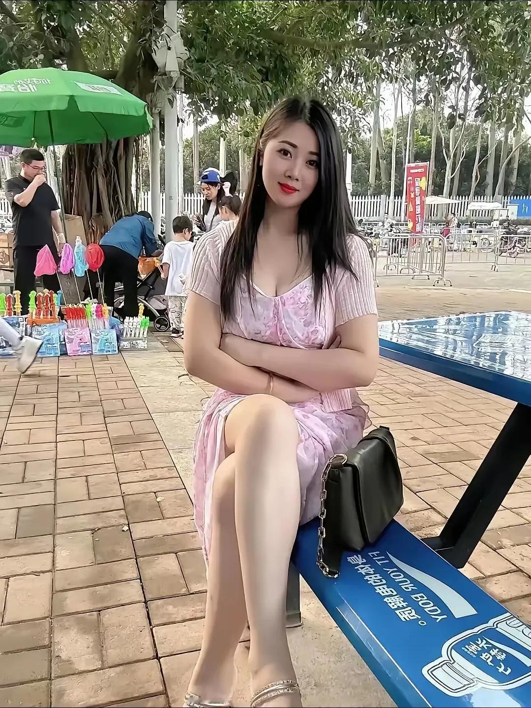 五一假期五天
五一第一天叫上双方父母
选了个饭店，
包了一桌
俩爸，俩妈长时间没
