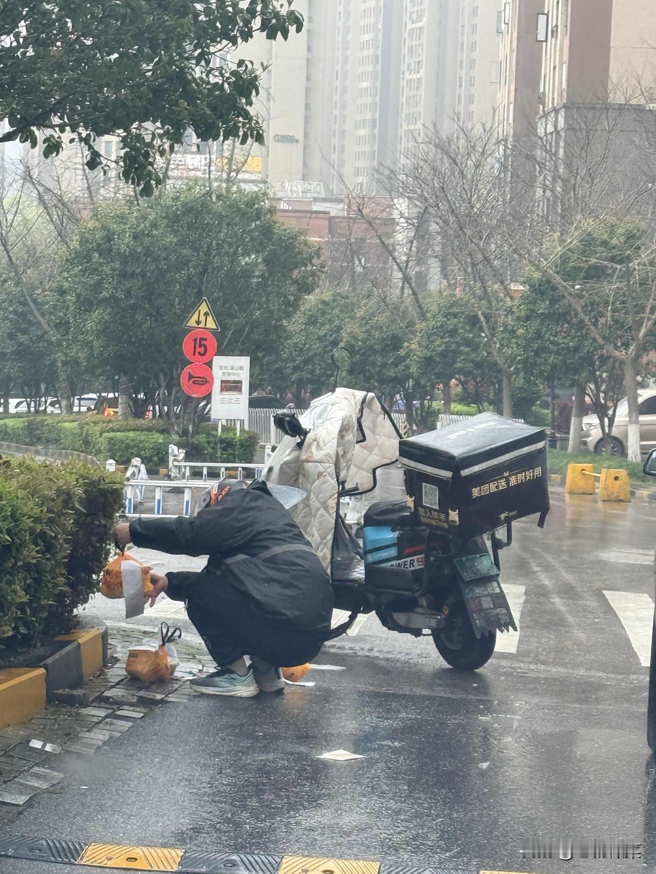 雨里摔倒，餐箱翻倒，电动车倒地，他第一反应不是疼，是蹲下去捡起那些可能洒了的餐。