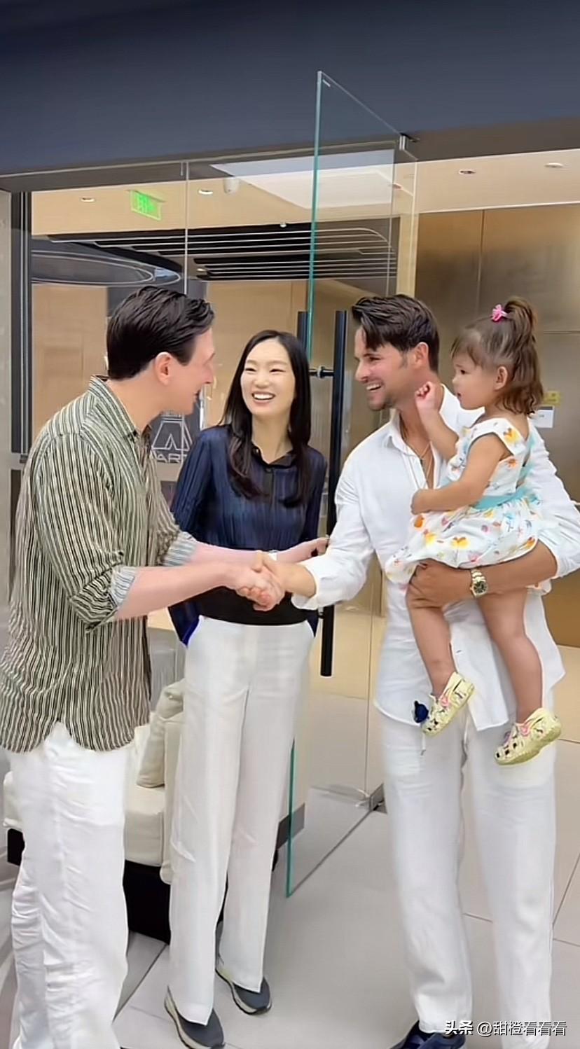 阿迪从罗马尼亚回来了，回来后先接了女儿凯莉，然后和好朋友一起吃饭，这对夫妇跟阿迪