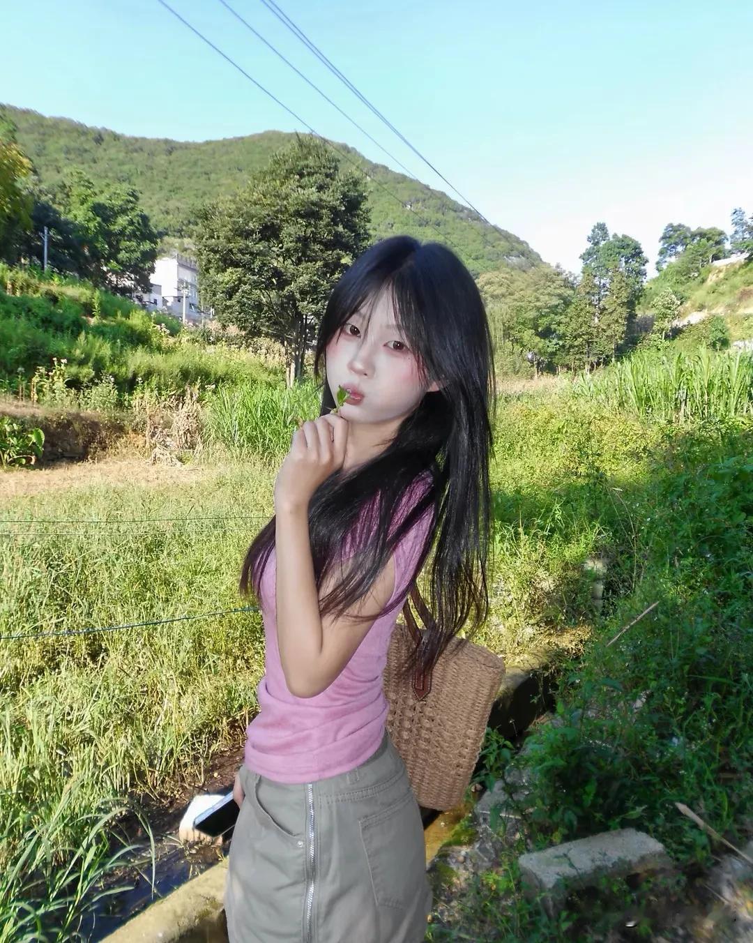 麦浪翻涌，赤脚踩进泥土的柔软，  
是城市里寻不到的踏实与自由。  
裙摆沾着晨