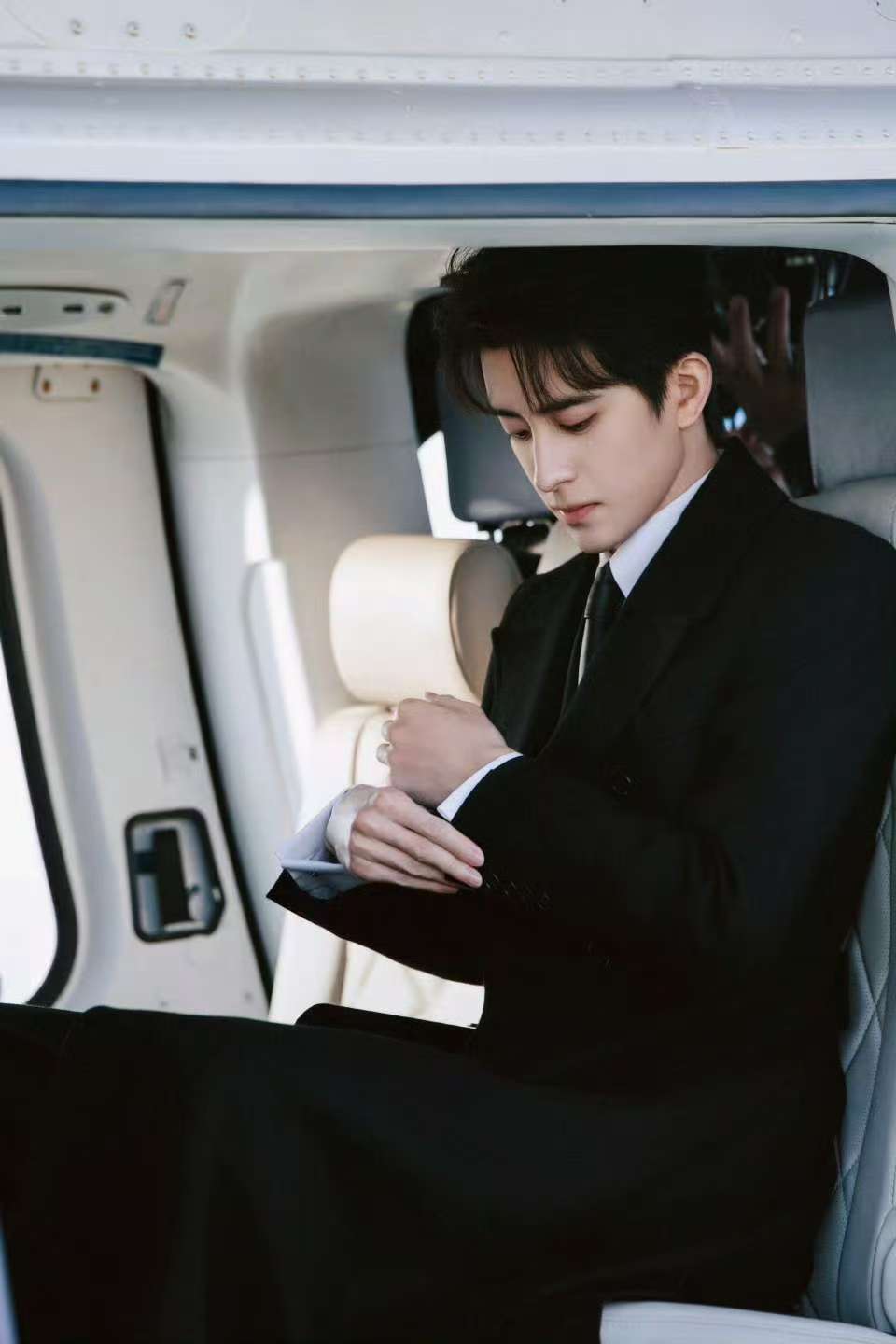 敖瑞鹏直升机总裁出图敖瑞鹏直升机总榜造型 啊啊啊期待敖瑞鹏《不二之臣》 敖瑞鹏