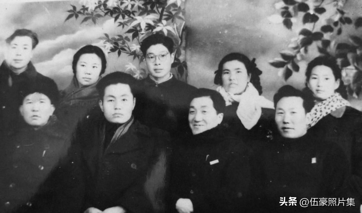 1956年2月，内蒙古自治区老一辈艺术家年轻时的合影，前排左起：毛依罕，朝鲁，哈