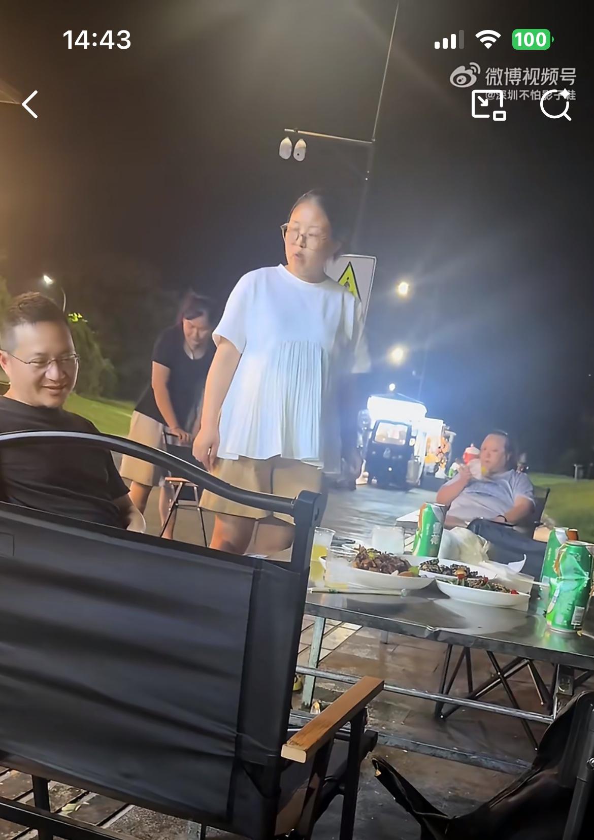 男子大晚上约前任出去吃宵夜，被怀孕的妻子当场抓包，他却一脸无所谓的样子。说又没有
