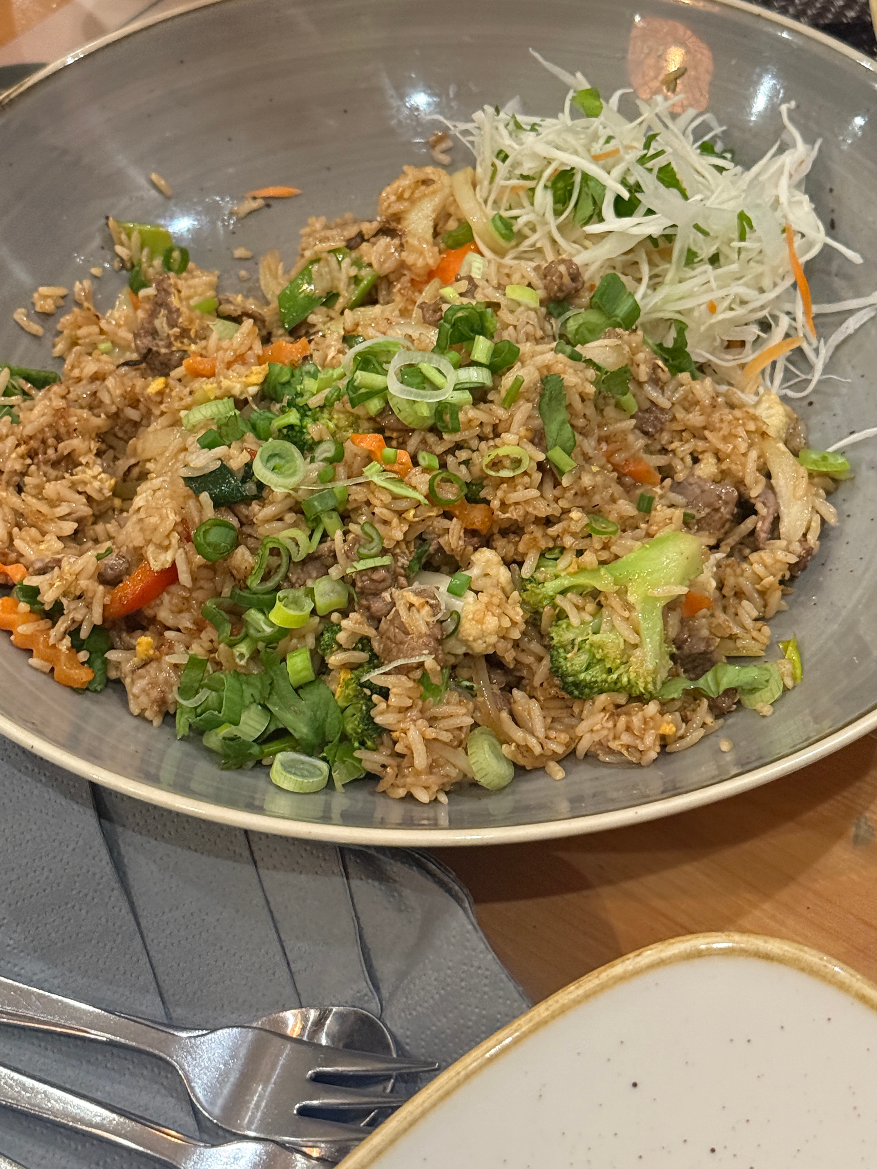 四个人点了五份主食➕两份芒果糯米饭在德国吃上泰餐，居然好吃到Gucci我与汽车的