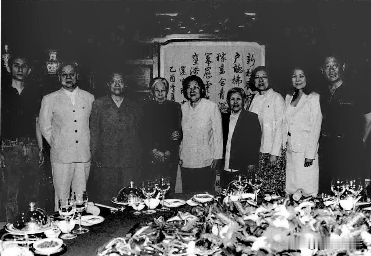 2004年夏，王光美邀请毛泽东、刘少奇两家子女相聚。
右起：刘源、孔冬梅、刘亭、