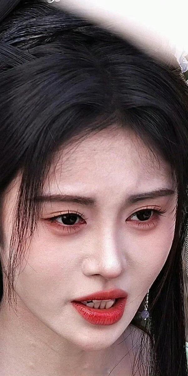 单凭鞠婧祎这牙齿也评不上四千年美女嘛 