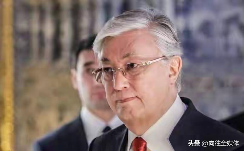 俄军深陷西线无暇东顾！托卡耶夫借窗口期修宪断俄三层纽带，彻底铲除国内亲俄根基
 