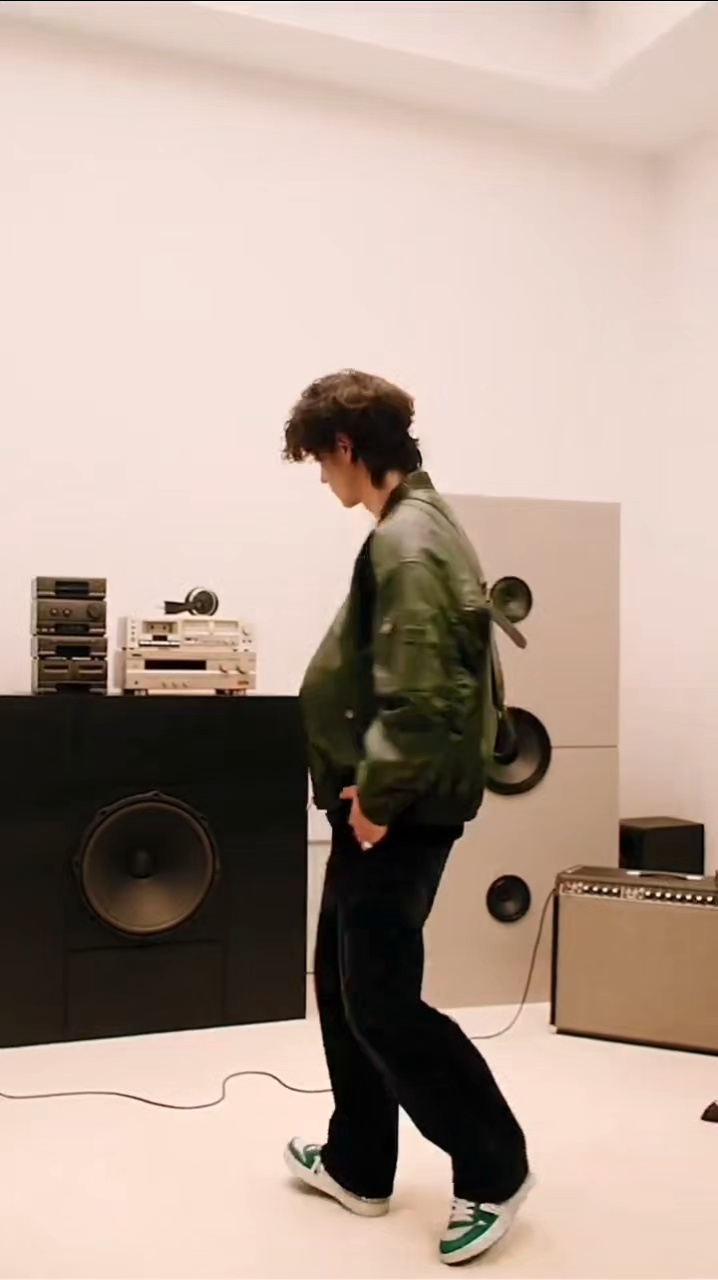 王一博 自带冷感气场的王一博，把简约穿出极致质感，不张扬却极具辨识度，松弛又锋利