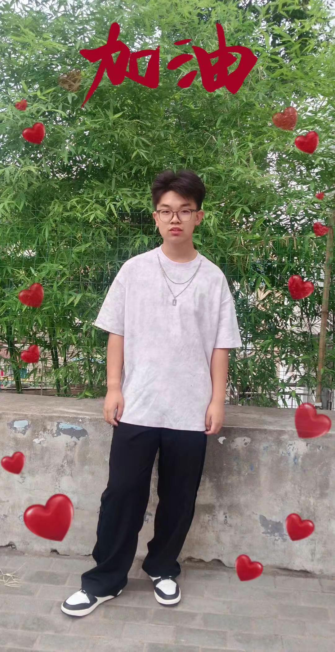九年义务已落幕，一路皆是良师，看着你即将奔赴中考，大胆往前走，妈妈永远在身后陪着
