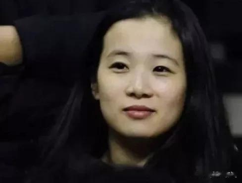 杨鸣老婆，当初是怎么让杨鸣看上的呢？应该是一时糊涂吧？颜值的确不太般配，现在杨鸣