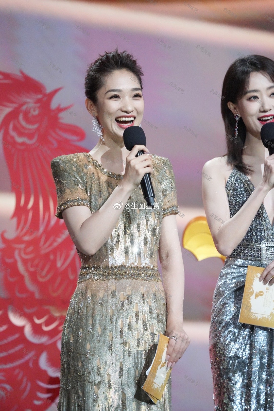 蓝羽主持金鸡奖闭幕式，独特优雅的魅力 | 2326独家 ​​​