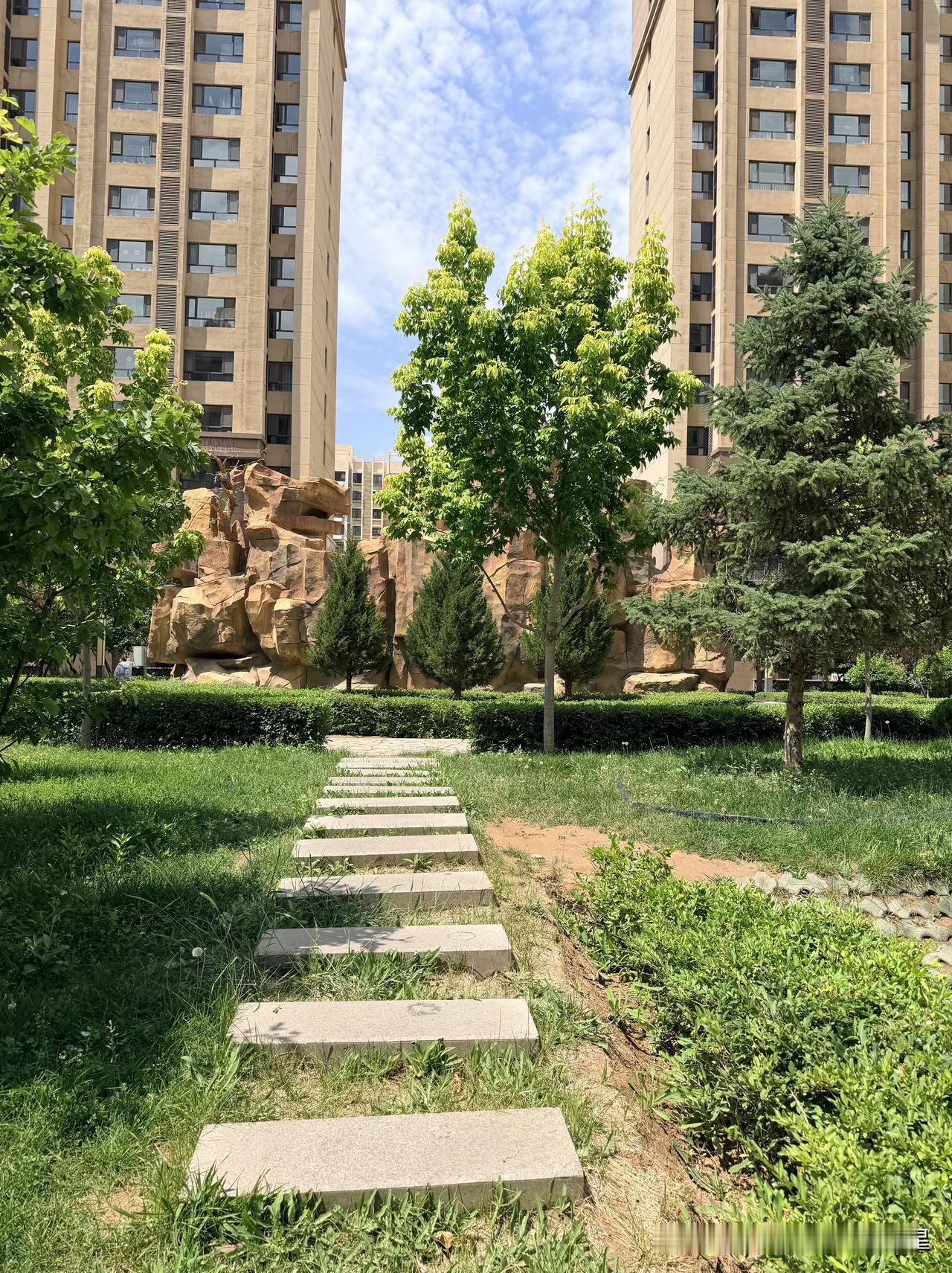住这种小区，下班回家心都静了
 
谁懂啊，忙活一天下班进小区，瞬间从烦躁里抽离出