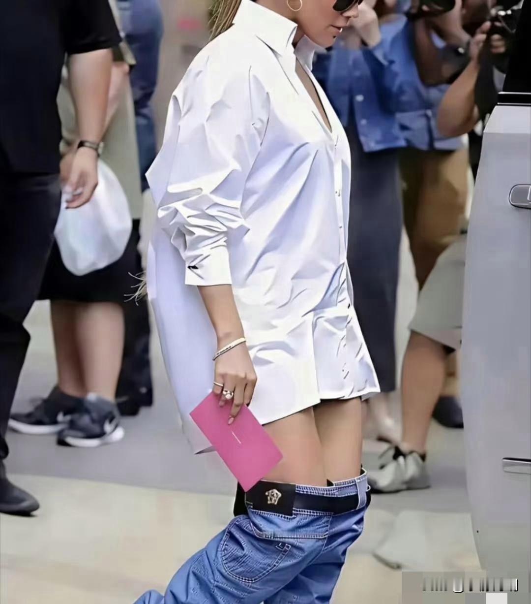 名人的穿搭真是让人搞不懂，放着好好的衣服不穿，净整些稀奇古怪的穿搭吸引眼球。就是