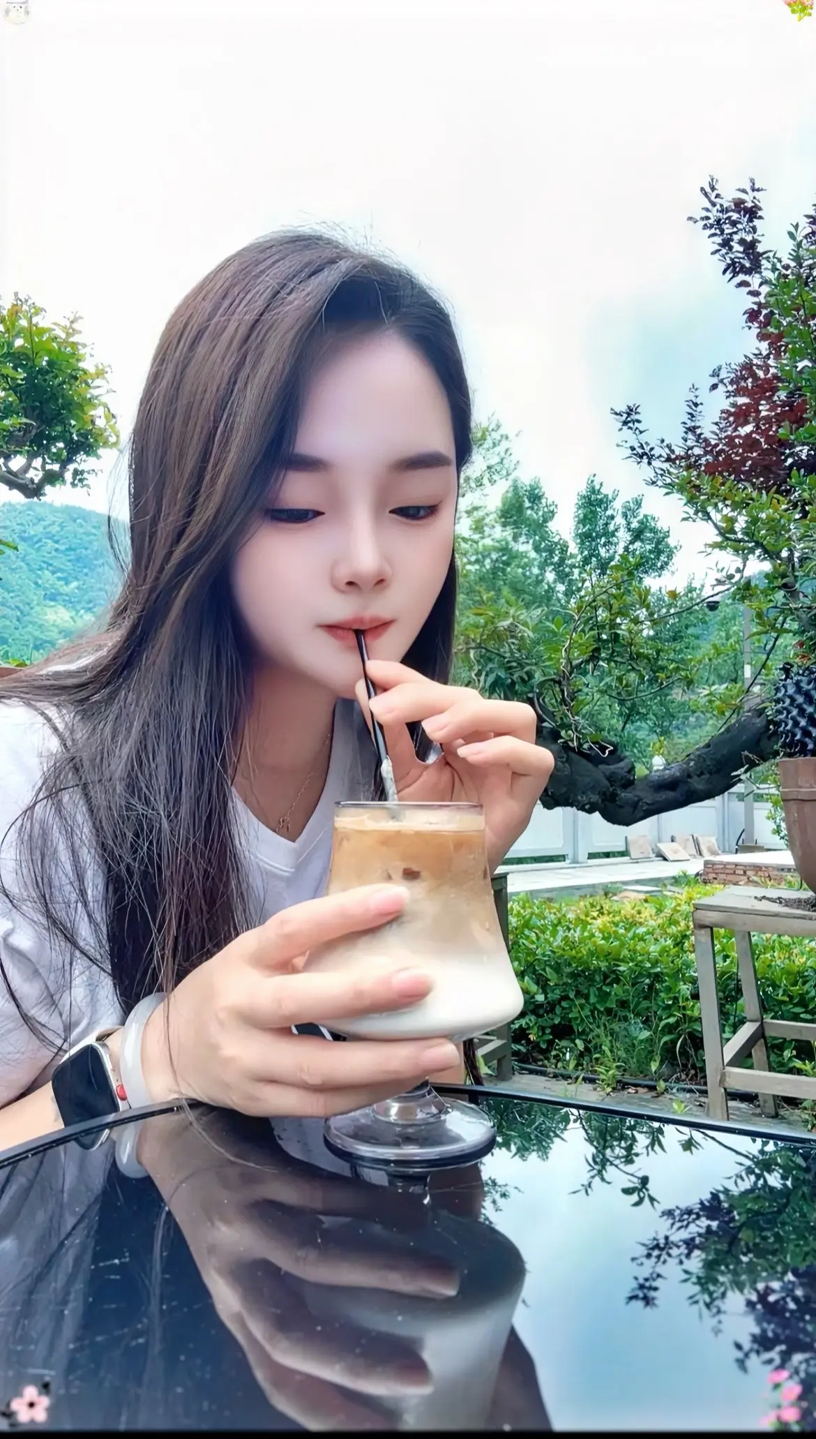 后来的我，越来越安静，清简自持，不争论，不着急，我摊开手，允许一切流走。