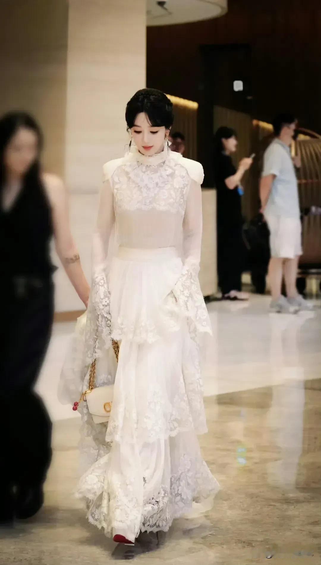 杨紫这一身白色蕾丝礼服裙，和白玉兰好贴合啊！而且一点也不 露，端庄典雅又大方，白