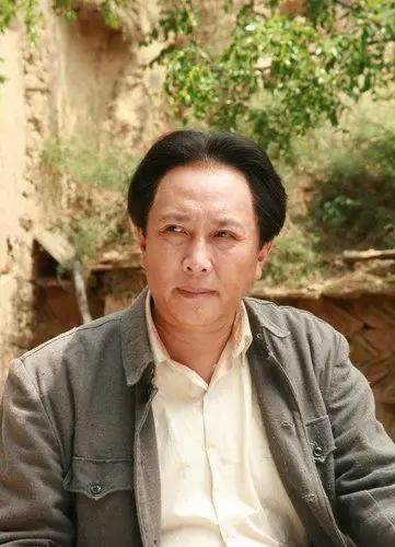 我认为是，特别是他饰演的帝王及伟人角色，演出了他们的威严与霸气。
唐国强老师在（