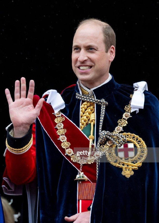 支持威廉王子剥夺他们的权利！目前英国王室靠前的王位继承人，威廉王子一家四口、哈里