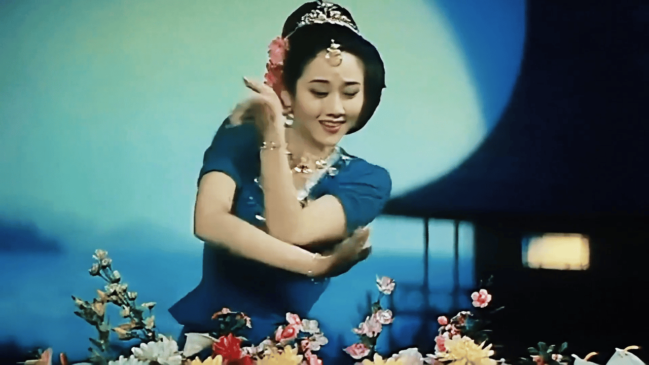 感觉年轻的杨丽萍和现在的长相一点都不搭边
大家都说女大十八变
我感觉是女大30变