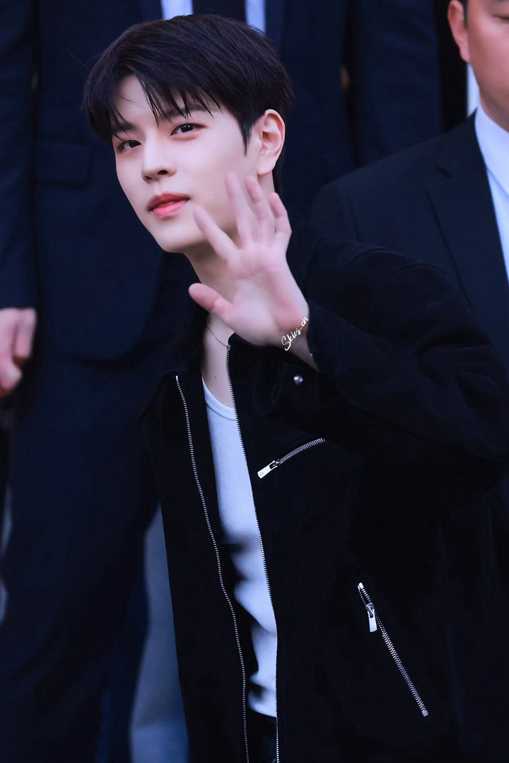 金昇玟左脚踝骨折金昇玟骨折Stray Kids金昇玟左脚踝骨折，FM舞台表演将受