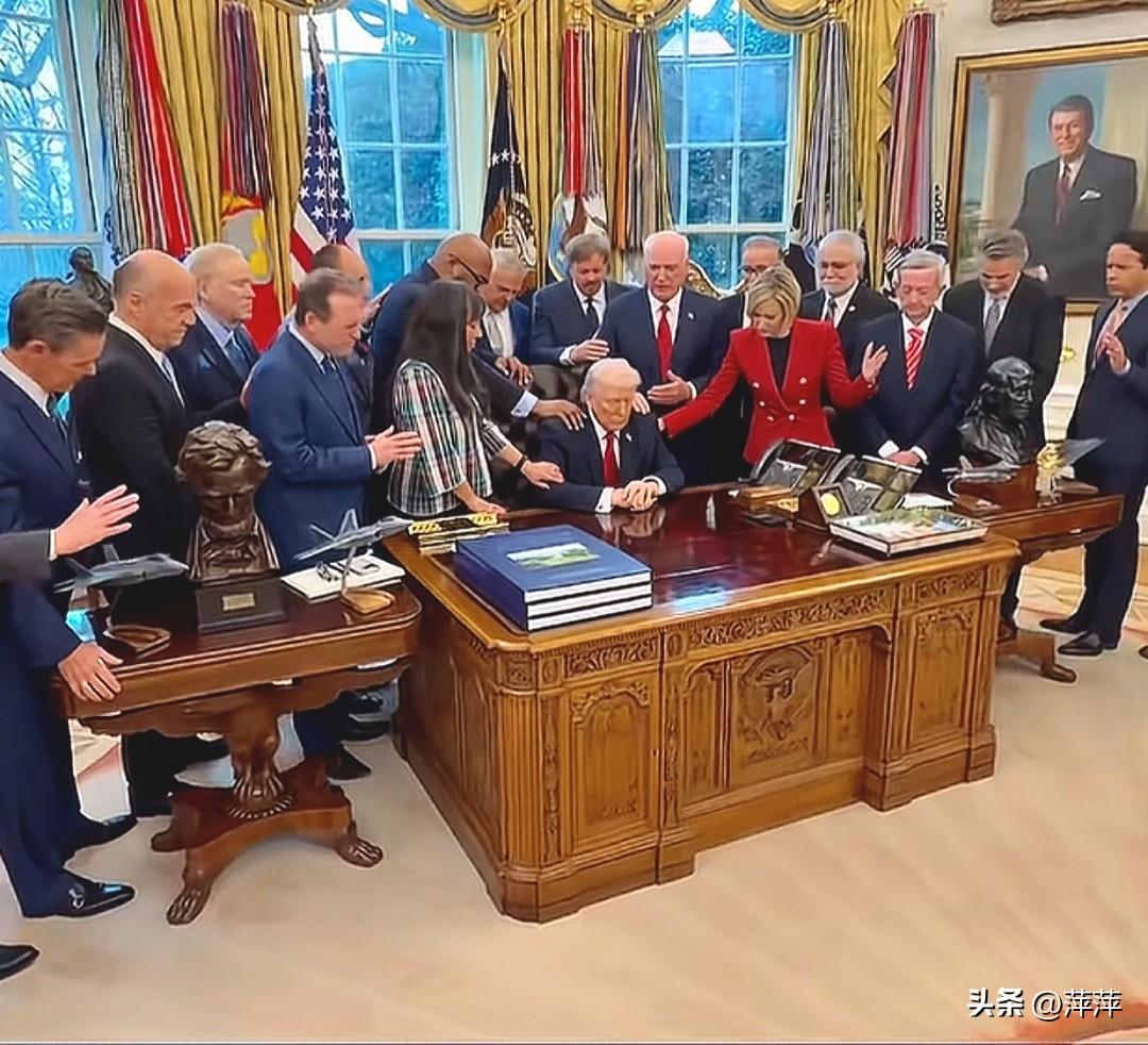 当地时间3月5日，在美伊局势持续紧张之际，特朗普在白宫椭圆形办公室邀请多名牧师，