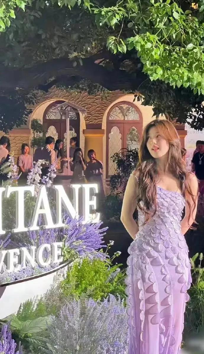 肩带几乎要脱落。
赵露思出席活动，姿色鱼鳞纹连体裙，搭配波浪长卷发，犹如美人鱼一