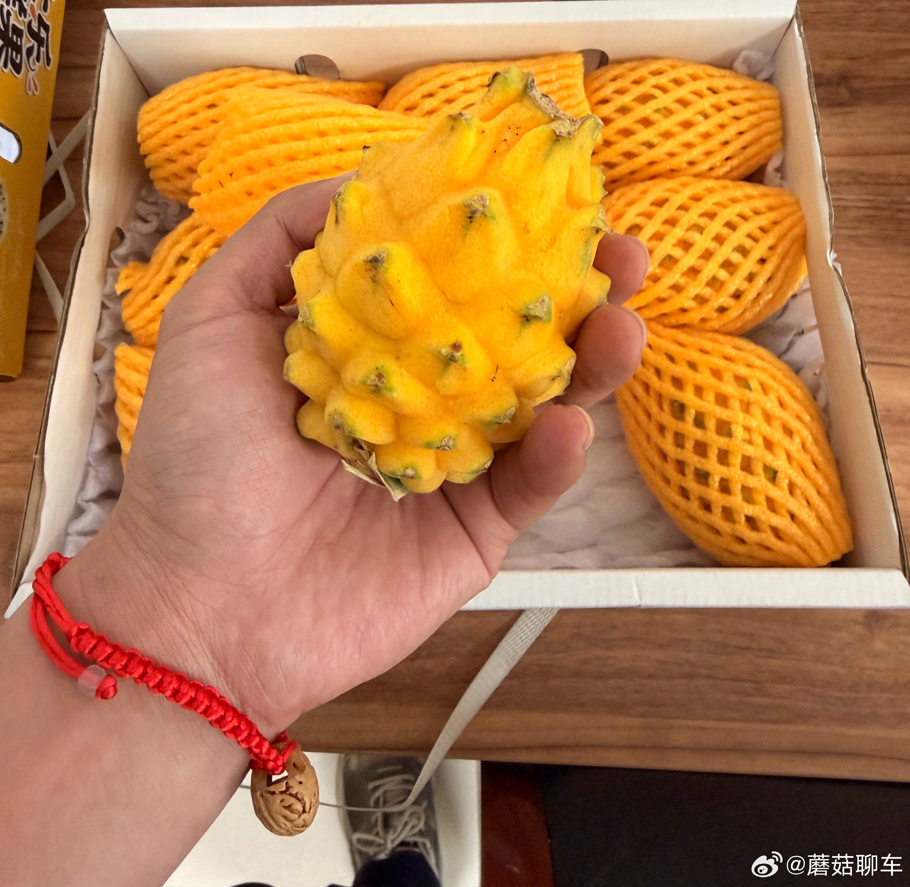 朋友从海南寄过来一箱水果完了……没吃过也没见过……有小伙伴指导一下嘛～ 