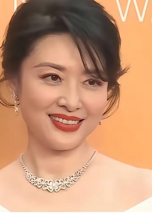 谁能想到，一位在央视舞台上稳站了足足16年的“国脸”，如今哪怕眼角生了细纹，却还