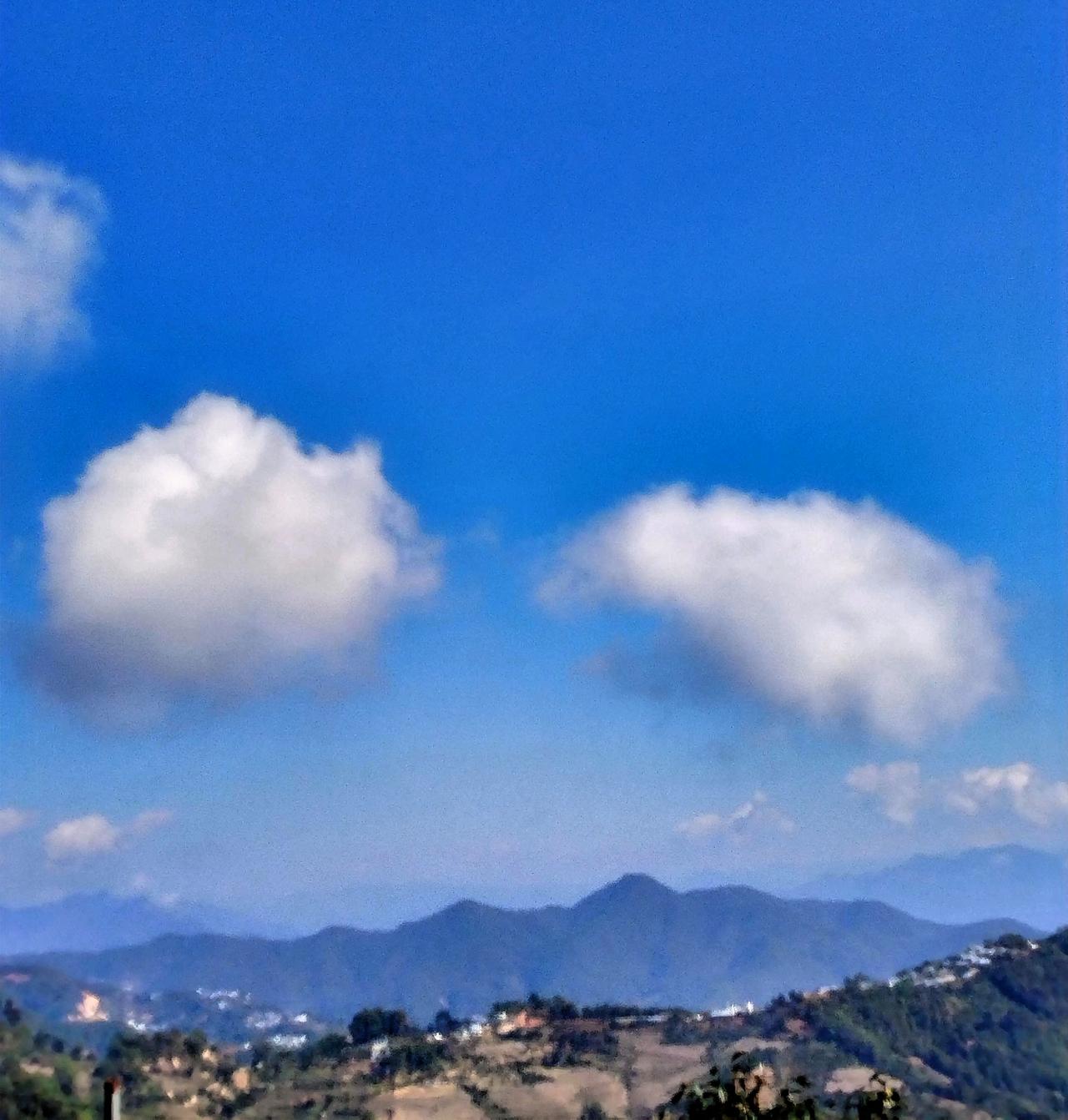 蓝天白云下的宁静山丘，美不胜收！🌤️🏔️当目光落在这蓝天白云下的宁静山丘，仿