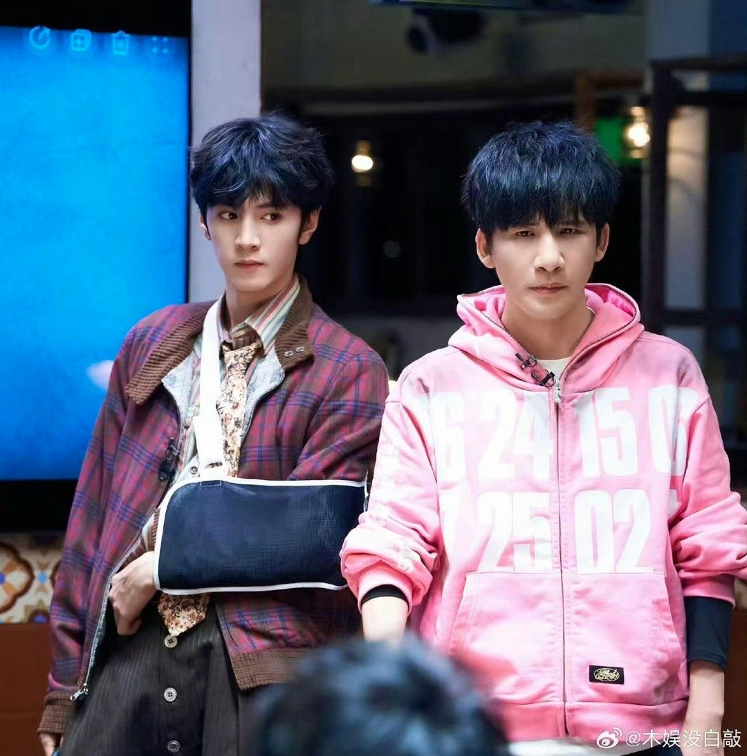 陈哲远大侦探复古风穿搭大侦探这身复古侦探装也太有戏了吧！感觉陈哲远随便往那儿一站