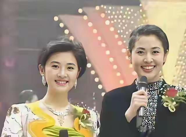 倪萍我认识，但是她身边的美女是谁？
长的如此清新脱俗，那么好看，声音也好听，就算