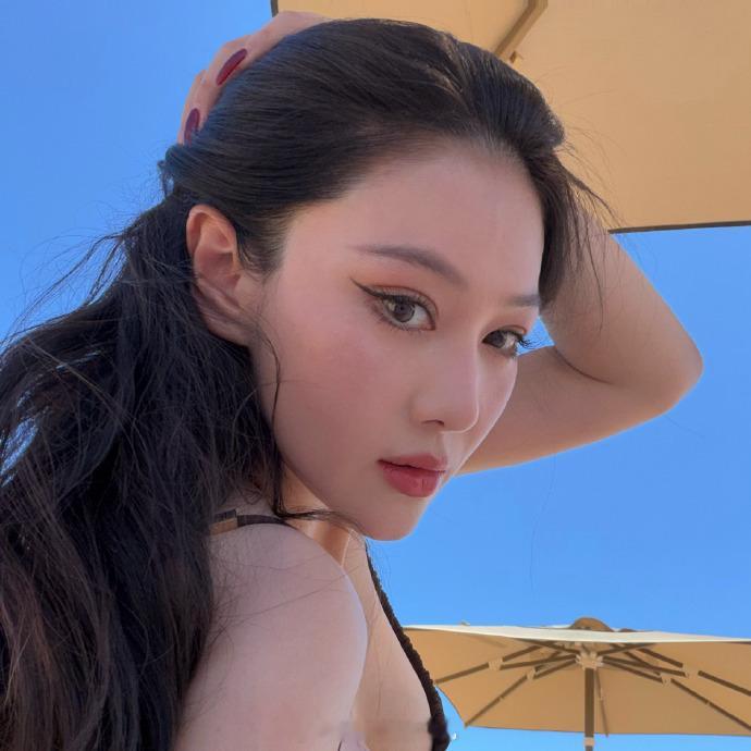 张馨予OMG你美到我啦休闲度假时刻，张馨予现身英国海边拍摄随拍，蔚蓝大海搭配干净