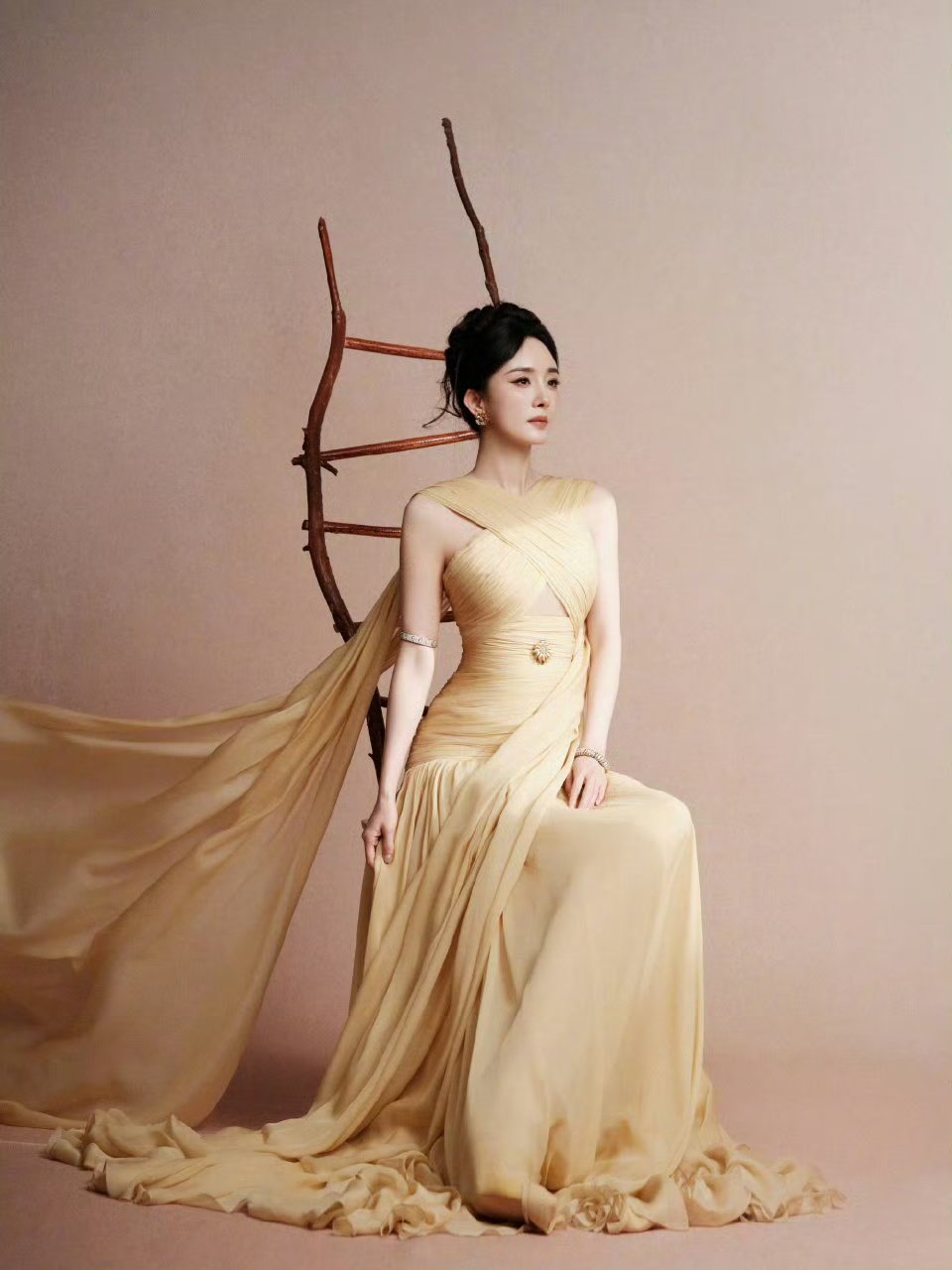 杨幂完全女王级别杨幂三大品牌古董珠宝 杨幂三大品牌古董珠宝！ 