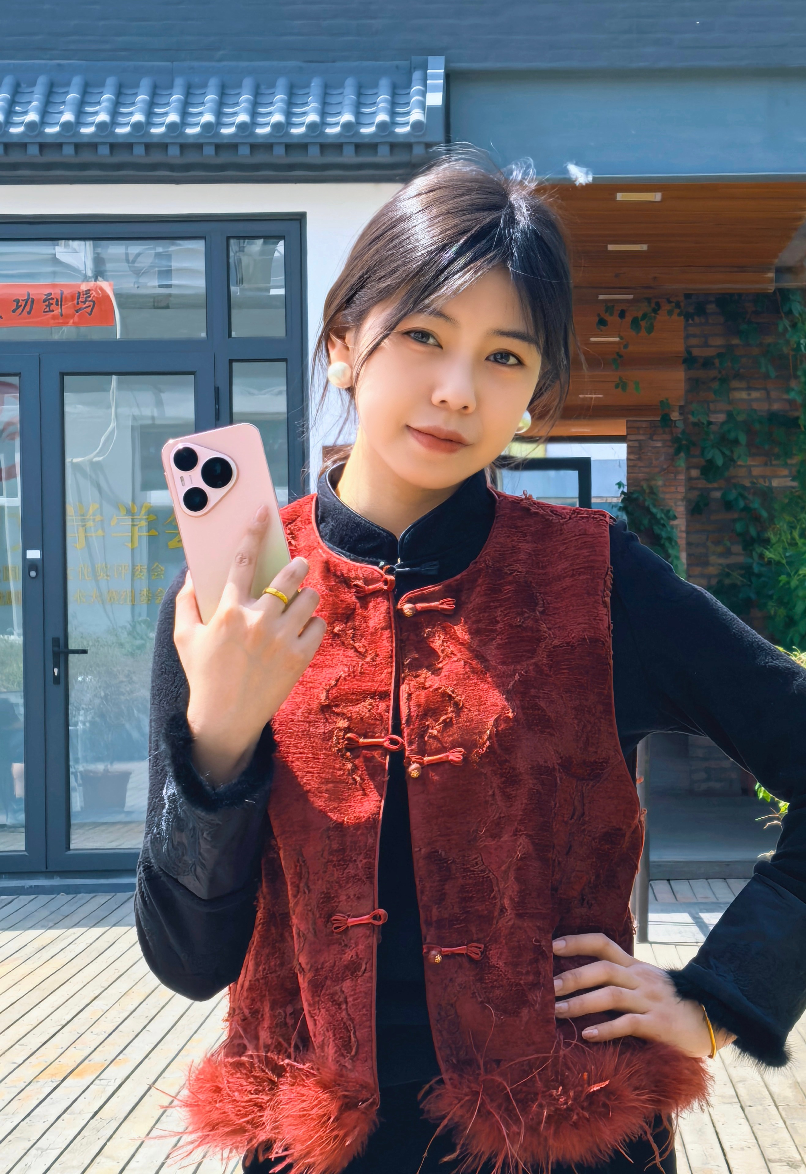 同事中午给拍的照片，就这一张能用好喜欢Pura 90 Pro的这个粉红芭乐配色，