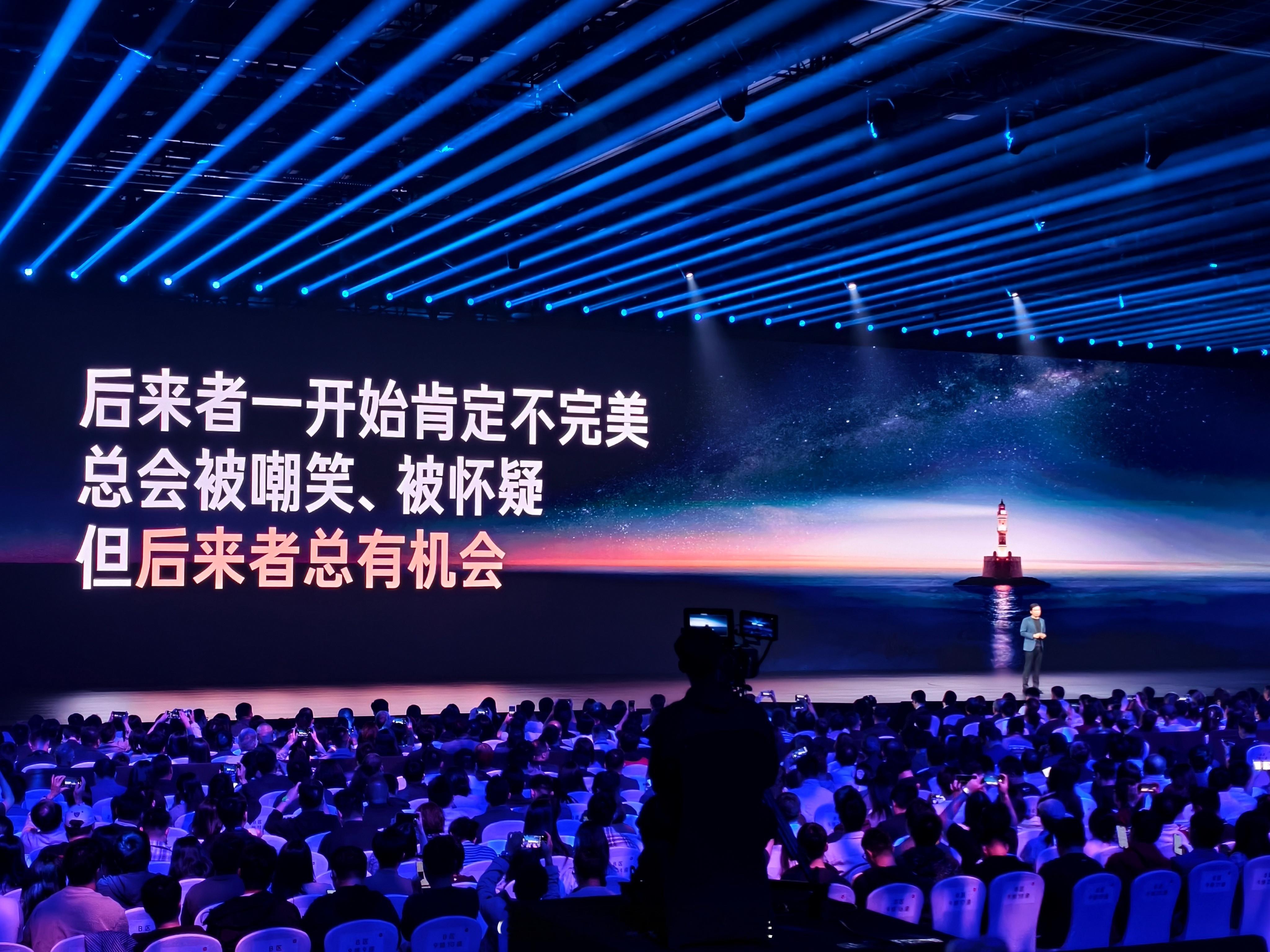 小米YU7 不管怎么说，小米在汽车圈作为最后一个入局的玩家，能达到今天这样的成绩