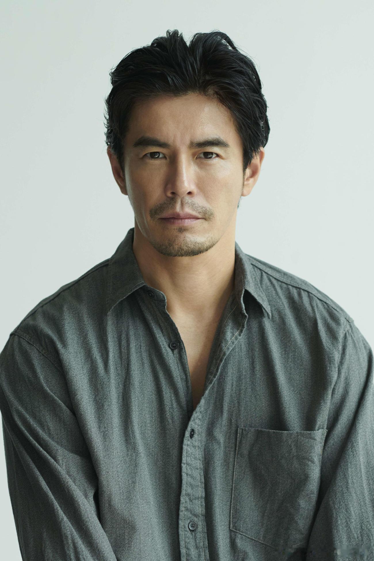 #伊藤英明# 因角色塑造剃光头并改变为极细眉毛，公开了全新形象，原作粉丝反应不一