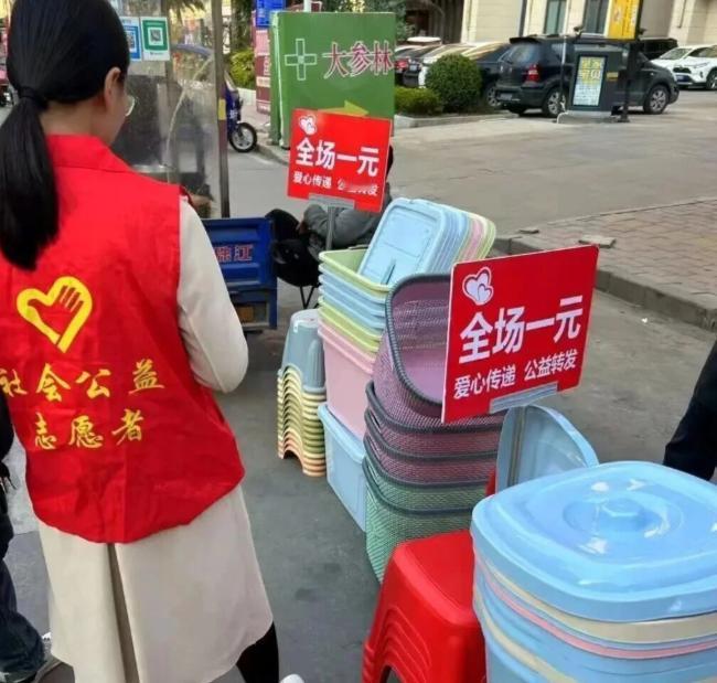 最近在菜市场、超市门口、小区路边，又冒出了一些“接地气”的小摊位。看着像是做慈善