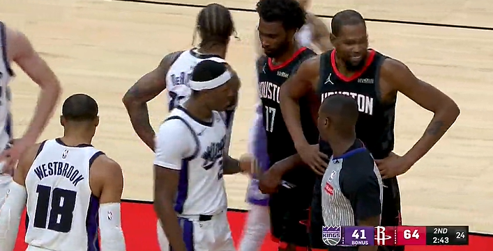 大哥与二弟！威少推搡申京犯规，杜兰特上前与其理论