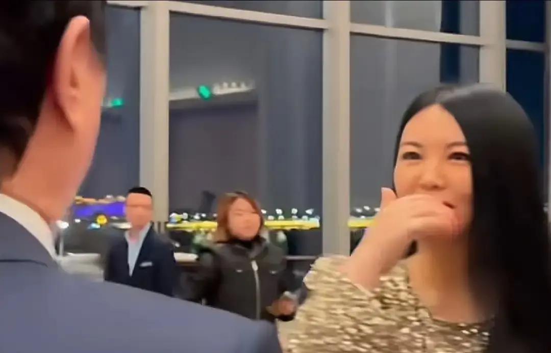 别羡慕李湘的松弛感了，她把女儿送进英国王室校友圈，这才是最狠的“教育射门”！
⚽