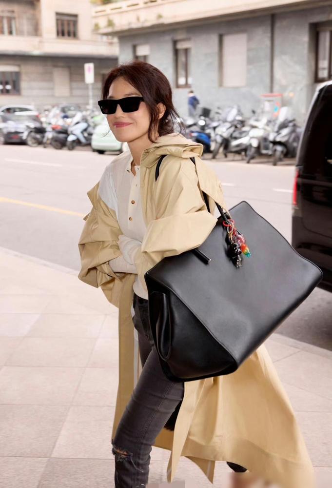 48岁舒淇米兰走一圈，素颜把那些精修小花全干沉默了，就离谱。
 
短发一甩，皮衣