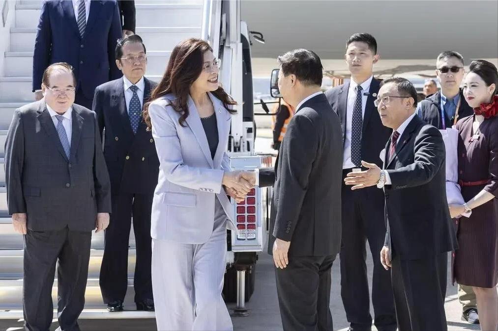 吴成典今天在松山机场那段话，分量重得惊人！他当着所有镜头喊出一句——国共两党一起