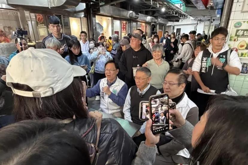 柯文哲走访嘉义品尝小吃 近百支持者簇拥合照

民众党前主席柯文哲今天（3日）下午