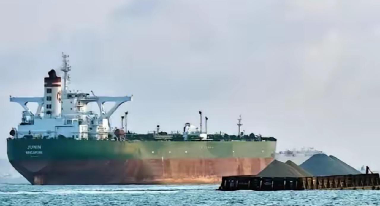 两艘中国油轮，正驶向美军的封锁线。美国敢不敢扣？全世界都在屏息关注！在加勒比海的