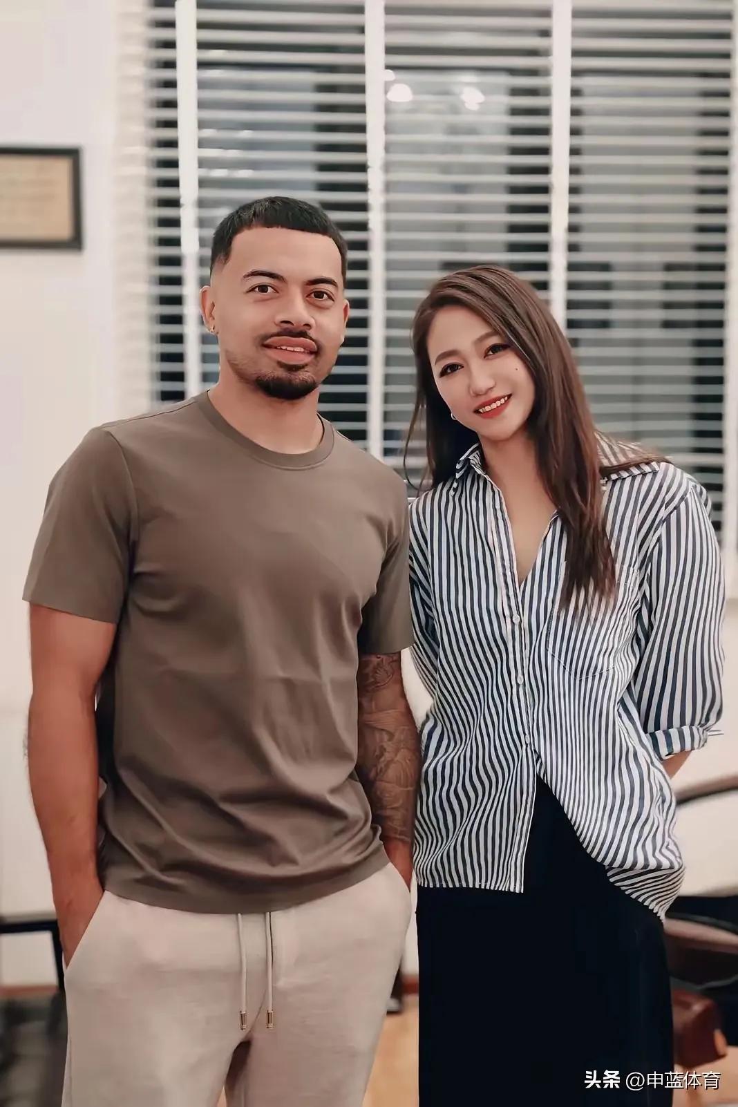 笑语盈盈暗香来，相逢意气为君开。