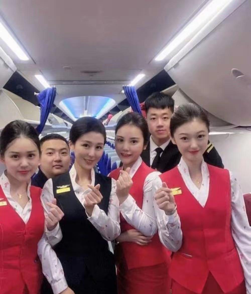 高考失利当超市收银员，19岁辽宁女孩凭温柔踏实，意外收获航空好前程
 
人生从没