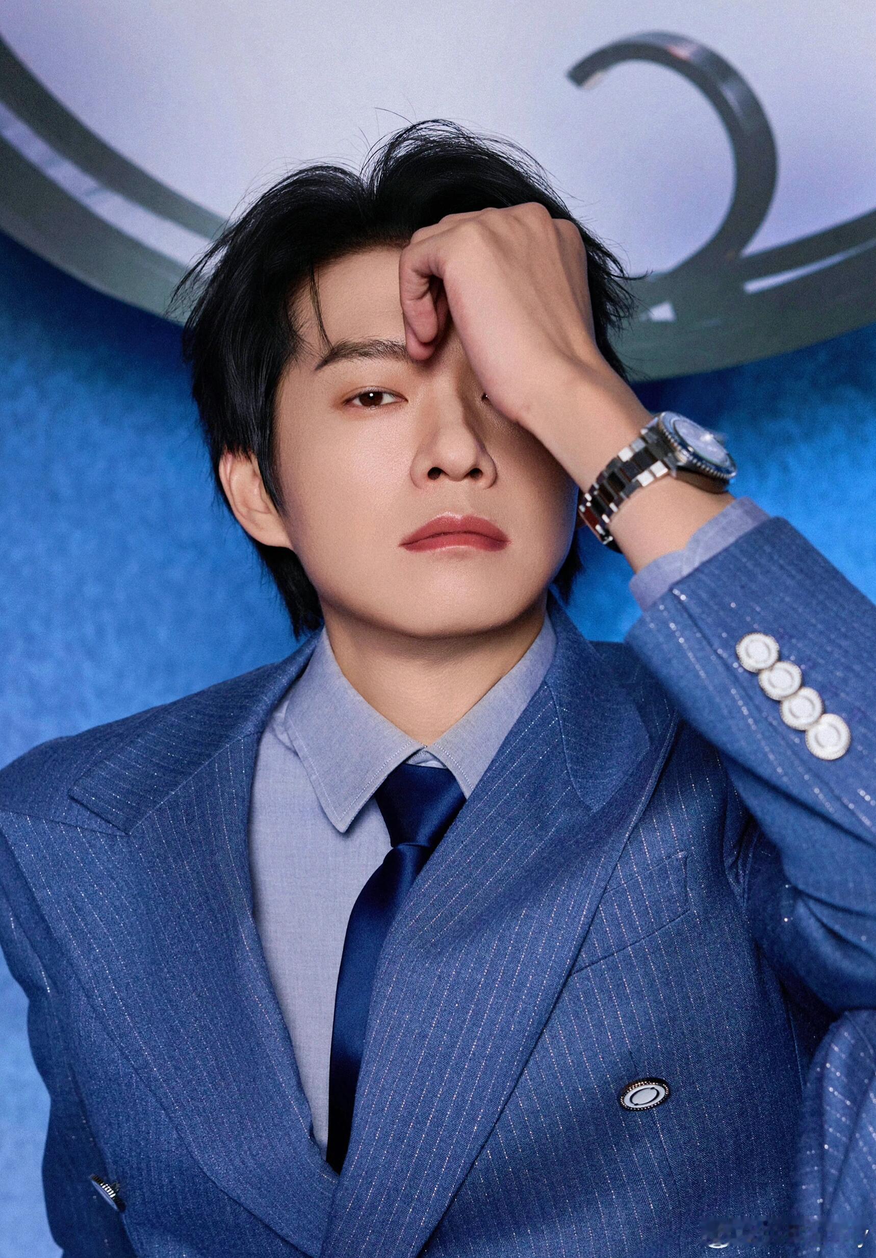 风格大赏softcore魏大勋以OMEGA名人大使身份惊艳重庆发布会。一身蓝色条