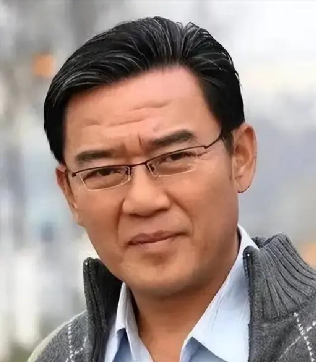 1989年，李立群成名后，父亲试探性的告诉他，其实在老家河南，还有一个同父异母的
